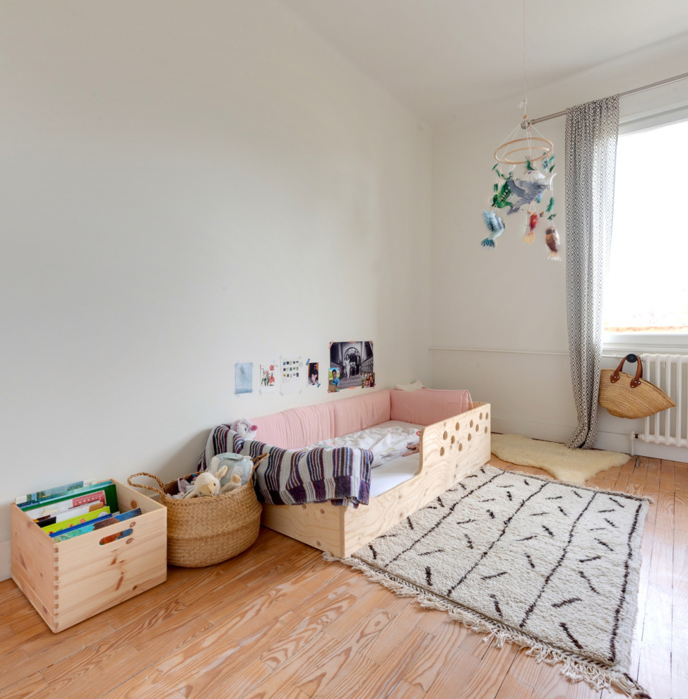 Идея дизайна: нейтральная детская среднего размера в скандинавском стиле с спальным местом, белыми стенами, светлым паркетным полом и коричневым полом для ребенка от 1 до 3 лет