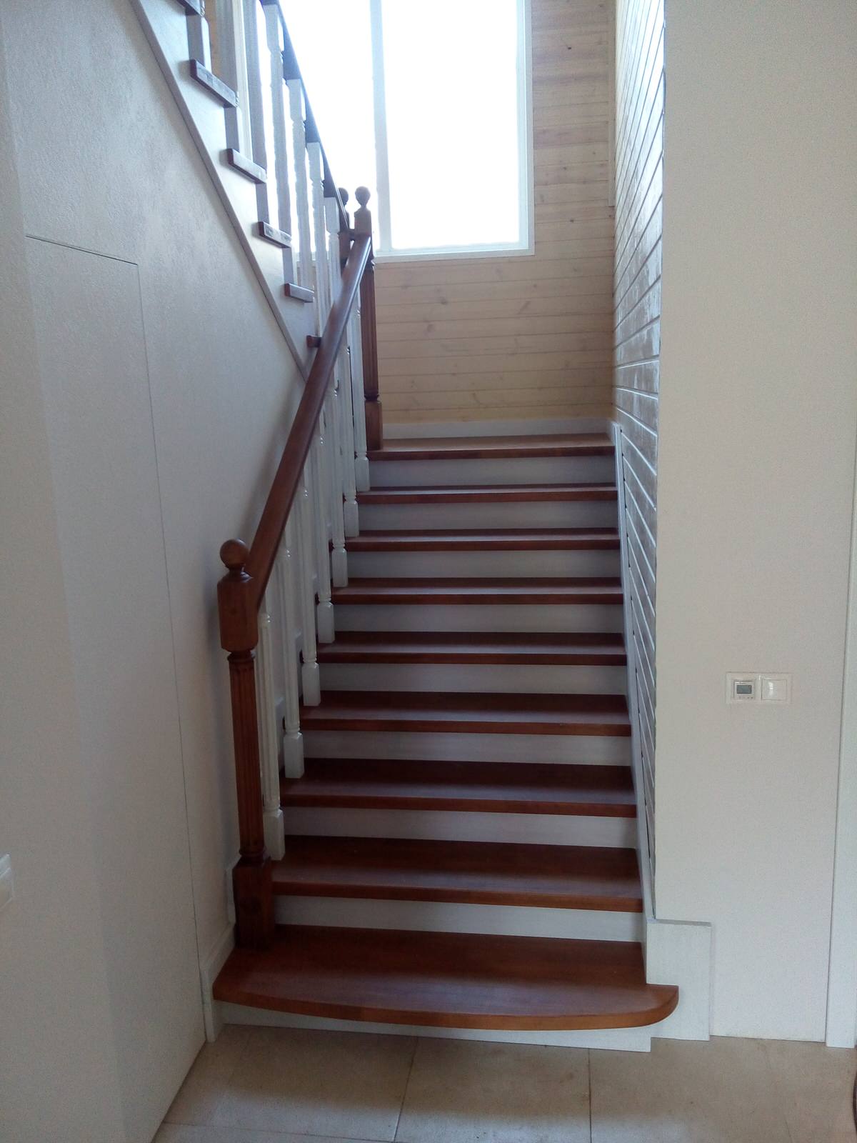 Лестница 2-х цветная с канелюрами