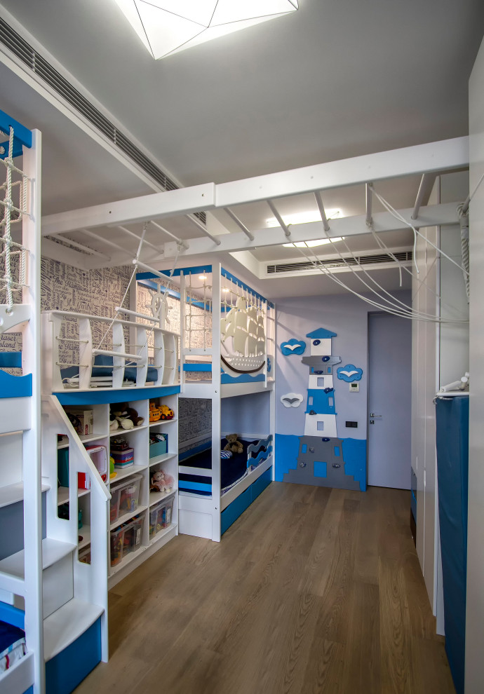 Источник вдохновения для домашнего уюта: детская среднего размера в стиле модернизм с спальным местом, синими стенами, светлым паркетным полом, бежевым полом, кессонным потолком и панелями на части стены для ребенка от 4 до 10 лет, мальчика