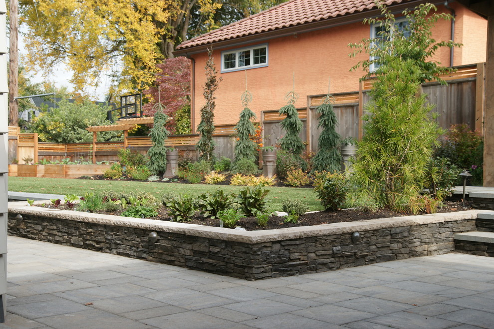 Inspiration for a transitional garden in Portland.