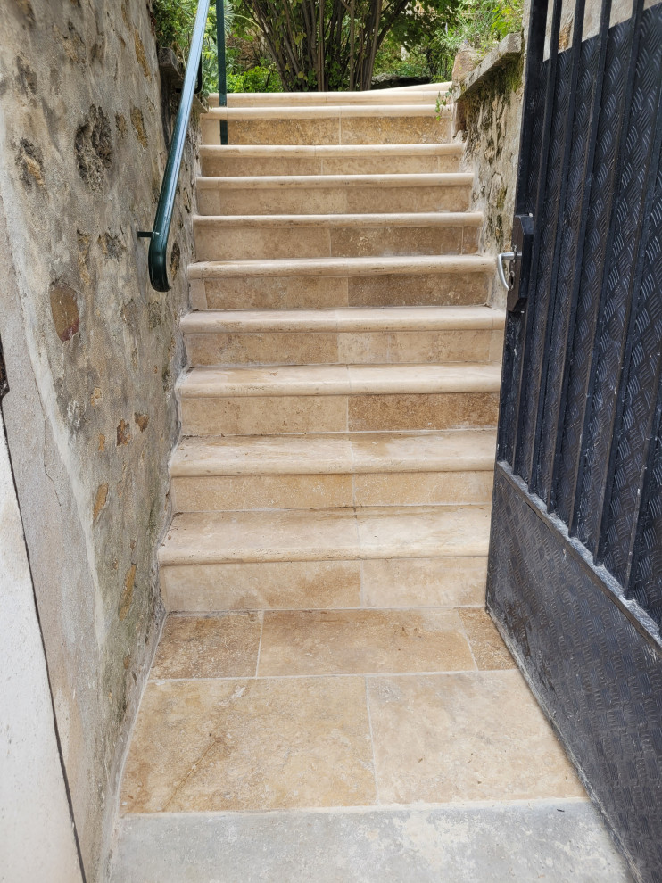 Geräumige Landhaus Treppe mit Kalk-Treppenstufen und Travertin-Setzstufen in Paris