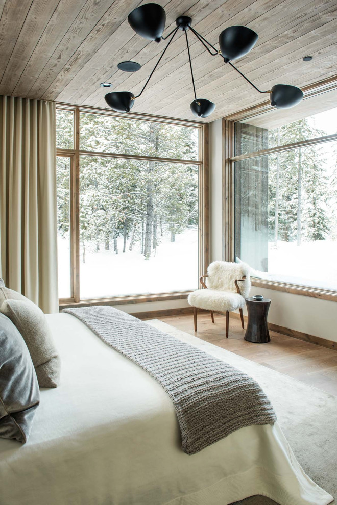 Idées déco pour une chambre scandinave avec un sol en bois brun, un sol marron et un plafond en bois.