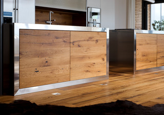 Designküche mit Edelstahl und Eichenholz