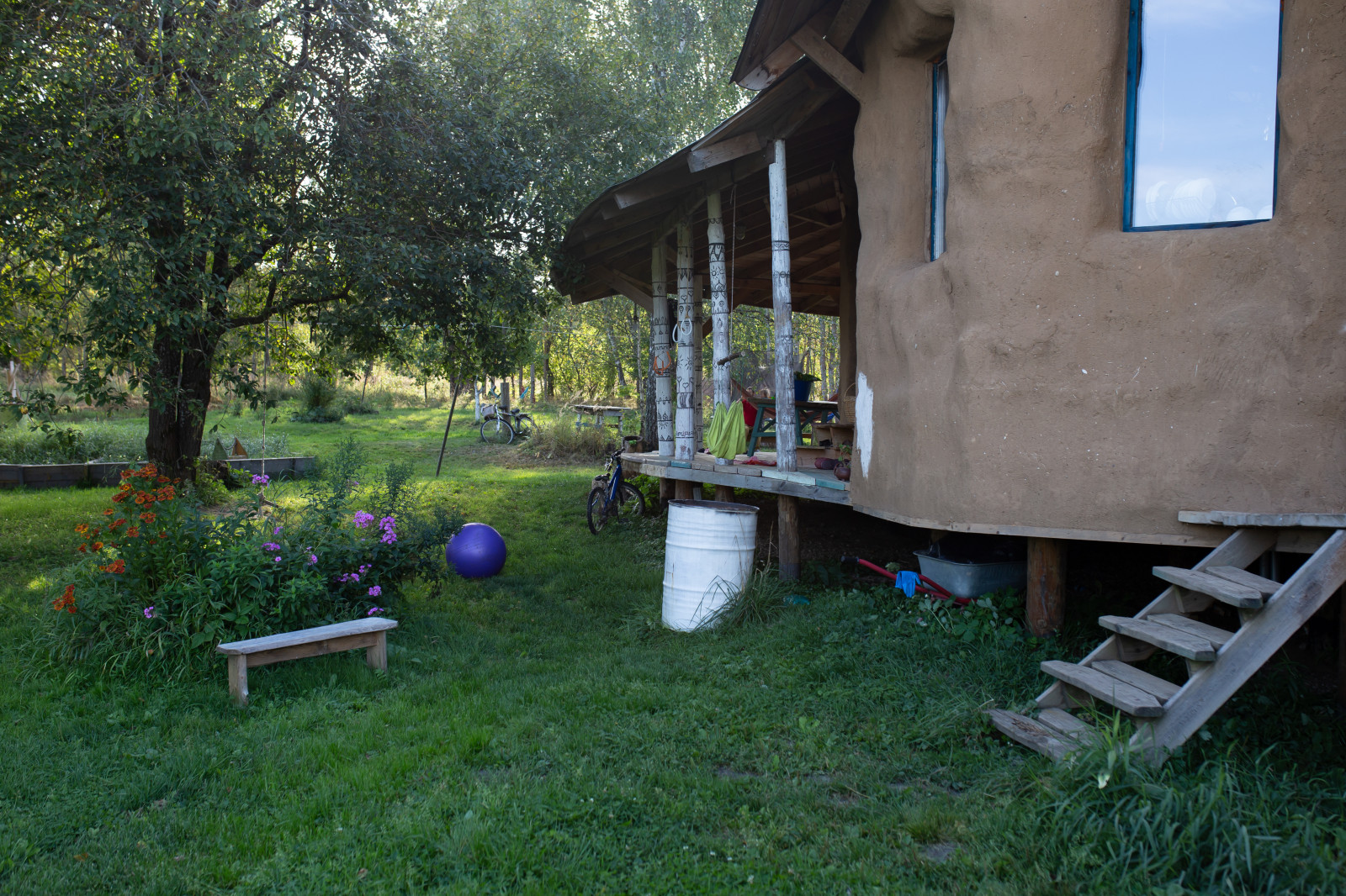 В гостях: Соломенный дом с русской печью