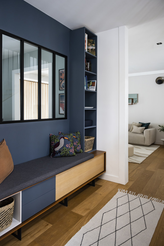 Источник вдохновения для домашнего уюта: фойе среднего размера в современном стиле с синими стенами