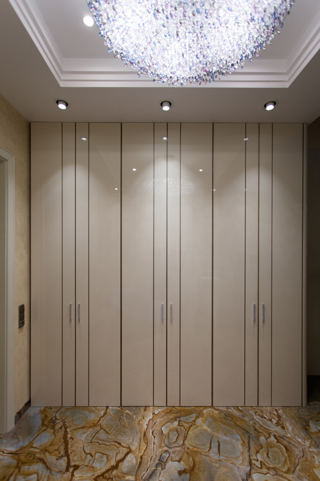 Глянцевая прихожая в пентхаус в самом центре Москвы