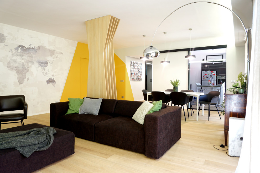 Großes Modernes Esszimmer mit gelber Wandfarbe, hellem Holzboden und beigem Boden in Turin