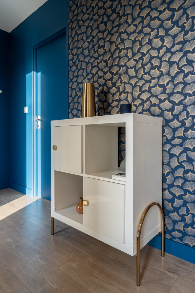 Стильный дизайн: большое фойе в стиле фьюжн с синими стенами, полом из ламината, двустворчатой входной дверью, черной входной дверью и обоями на стенах - последний тренд