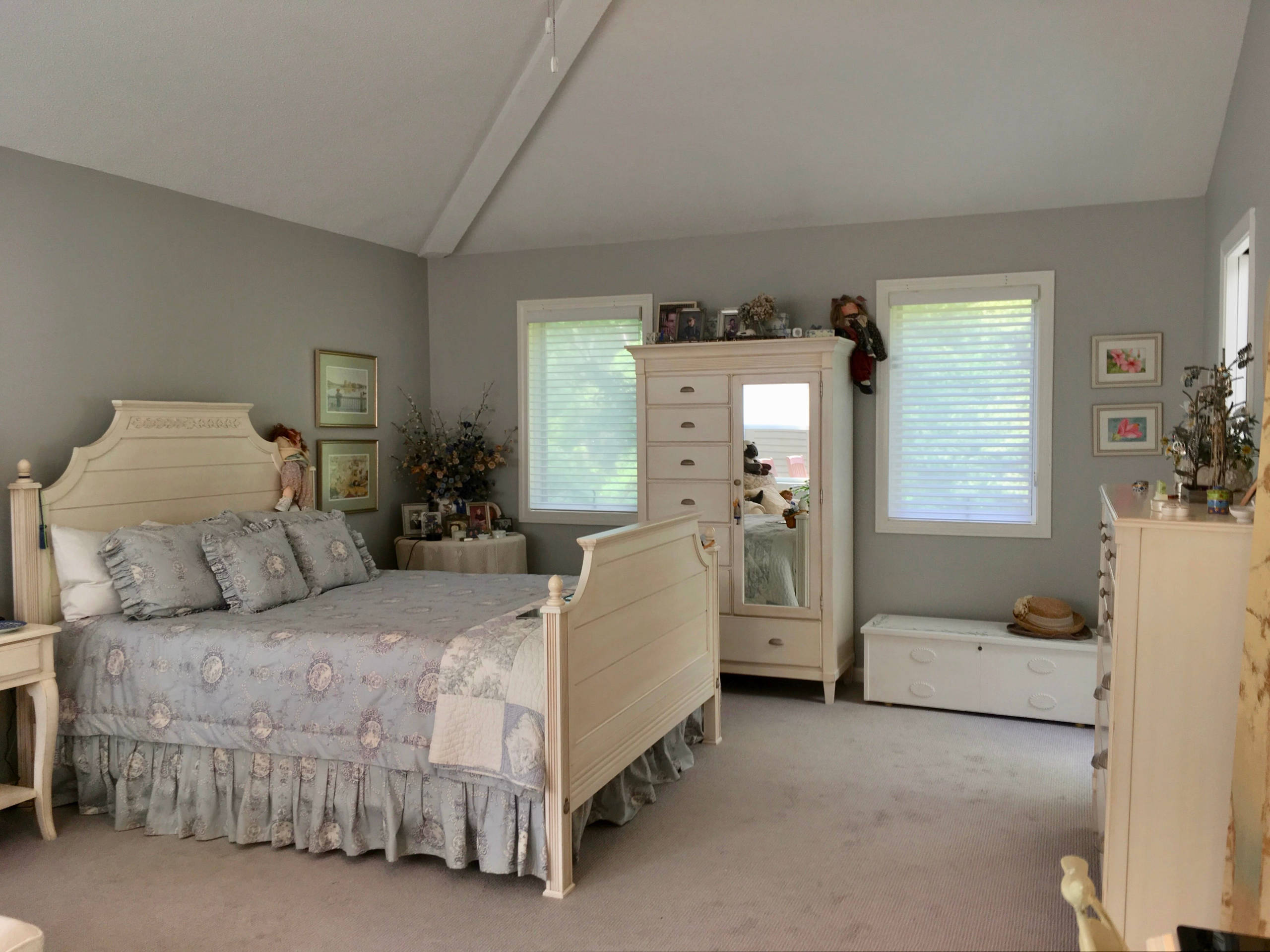 Peaceful & Cozy Cottage Bedroom with Silhouette Shadings