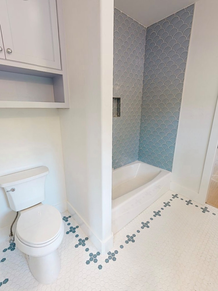 Идея дизайна: большая детская ванная комната со стиральной машиной в классическом стиле с фасадами с декоративным кантом, синими фасадами, ванной в нише, душем над ванной, мраморной плиткой, полом из мозаичной плитки, врезной раковиной, столешницей из искусственного кварца, разноцветным полом, тумбой под две раковины и встроенной тумбой