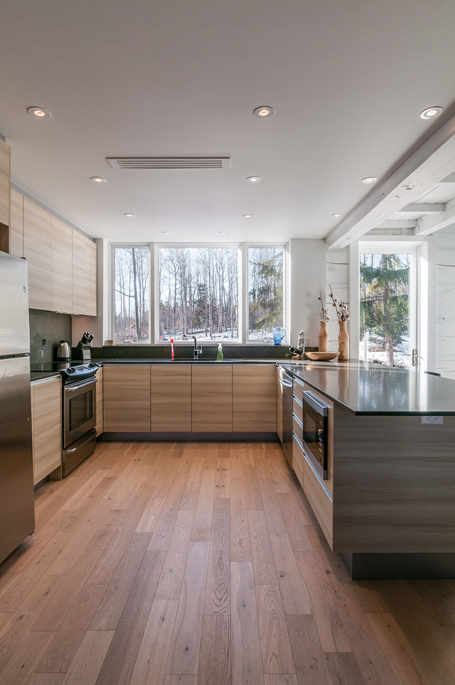 Transitional kitchen photo in Toronto