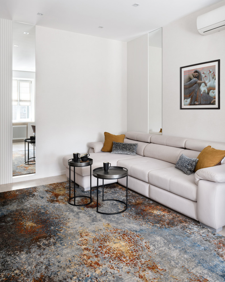 Cette photo montre un salon tendance de taille moyenne avec un mur beige, un sol en liège, un téléviseur fixé au mur, un sol beige et du papier peint.