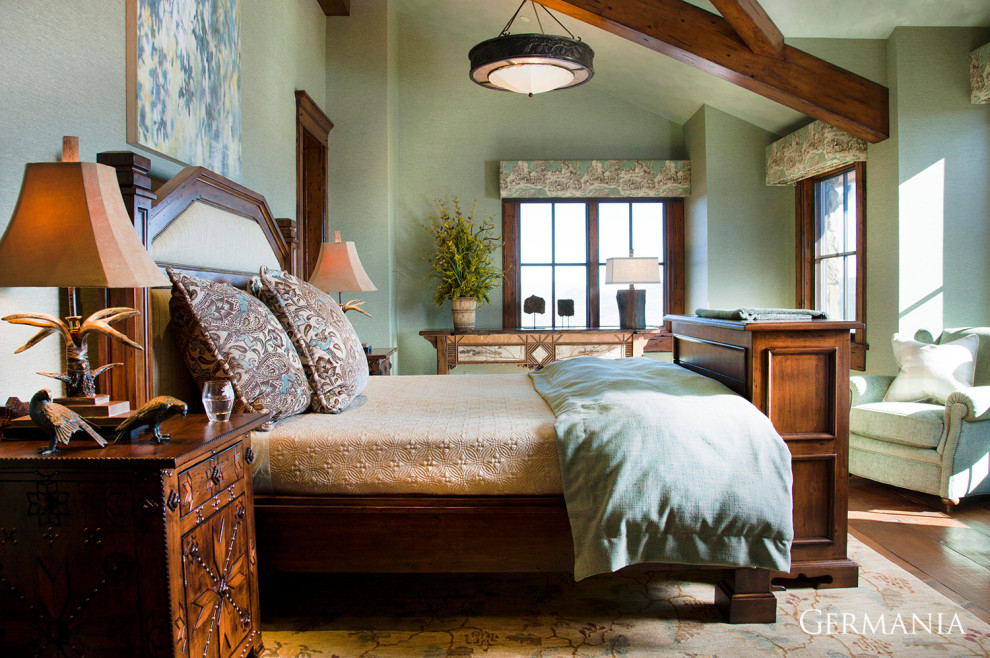 Rustikales Hauptschlafzimmer mit grüner Wandfarbe, braunem Holzboden und freigelegten Dachbalken in Salt Lake City