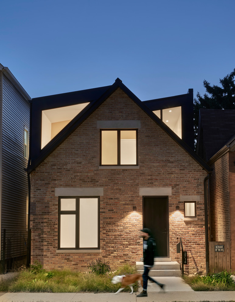 Diseño de fachada de casa marrón y negra retro de tamaño medio a niveles con revestimiento de ladrillo y tejado de metal