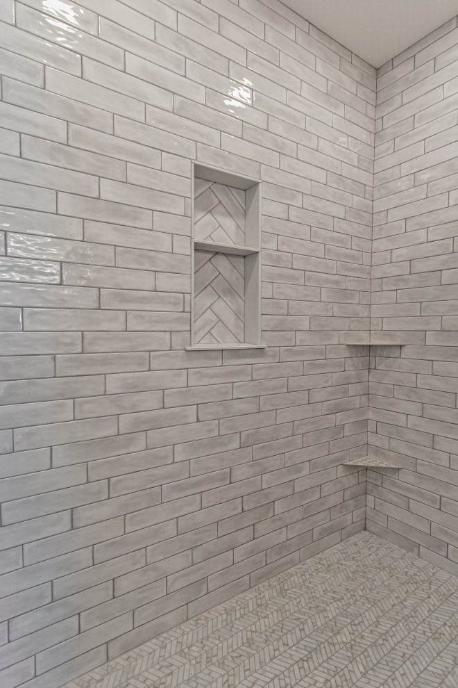 Idee per una stanza da bagno padronale tradizionale con piastrelle grigie