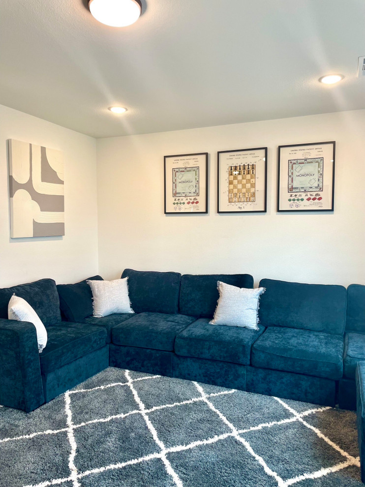Diseño de sala de estar abierta minimalista grande sin chimenea con suelo de madera clara y televisor colgado en la pared