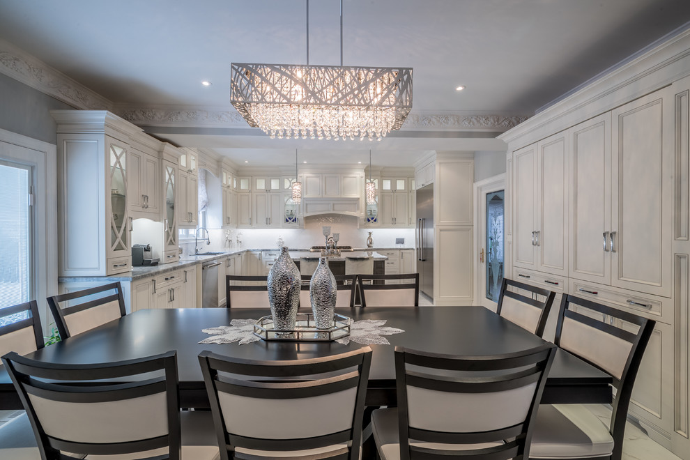 Kitchen - transitional kitchen idea in Toronto