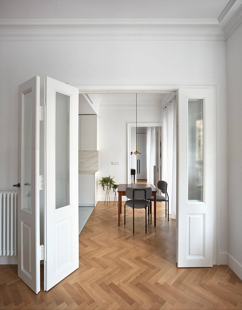 ミッドセンチュリースタイルのおしゃれなダイニング (白い壁) の