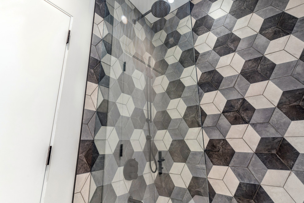 Inspiration for a modern home design remodel in Toronto