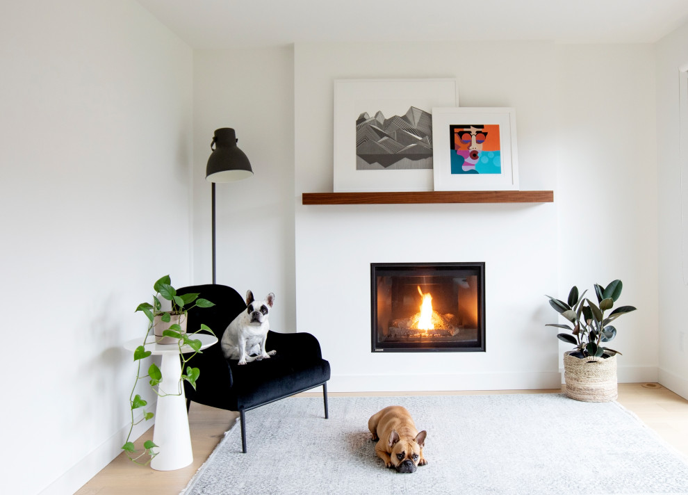 Inspiration pour un grand salon design ouvert avec un mur blanc, parquet clair, une cheminée standard, un manteau de cheminée en métal et un sol beige.