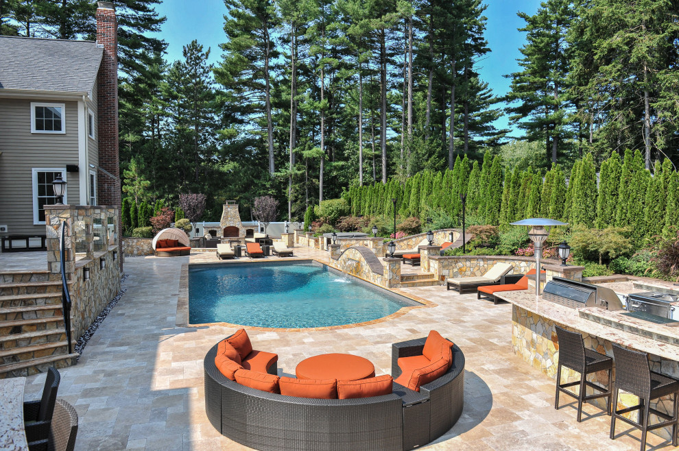 Пример оригинального дизайна: огромный бассейн на заднем дворе в стиле неоклассика (современная классика) с покрытием из каменной брусчатки и фонтаном