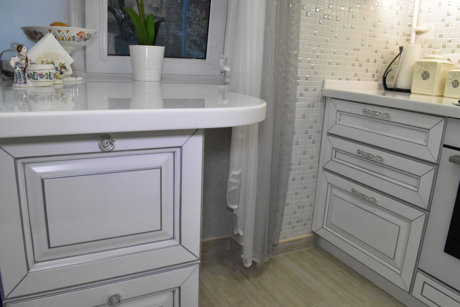 Кухня из массива бука, модель ЭКО в белом цвете с серебряной патиной