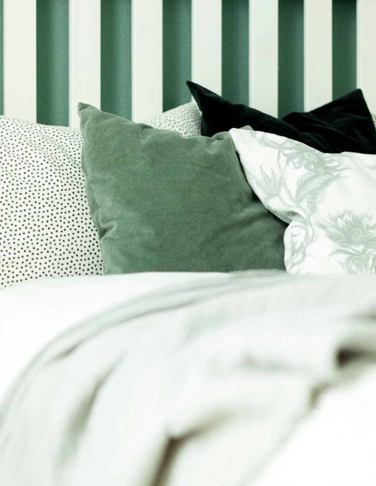 Свежая идея для дизайна: большая хозяйская спальня в скандинавском стиле с зелеными стенами и светлым паркетным полом - отличное фото интерьера