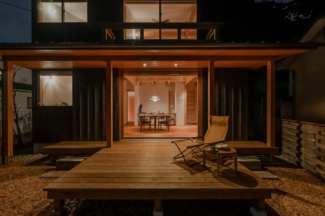 溫炭の家 giapponese-moderno-terrazza