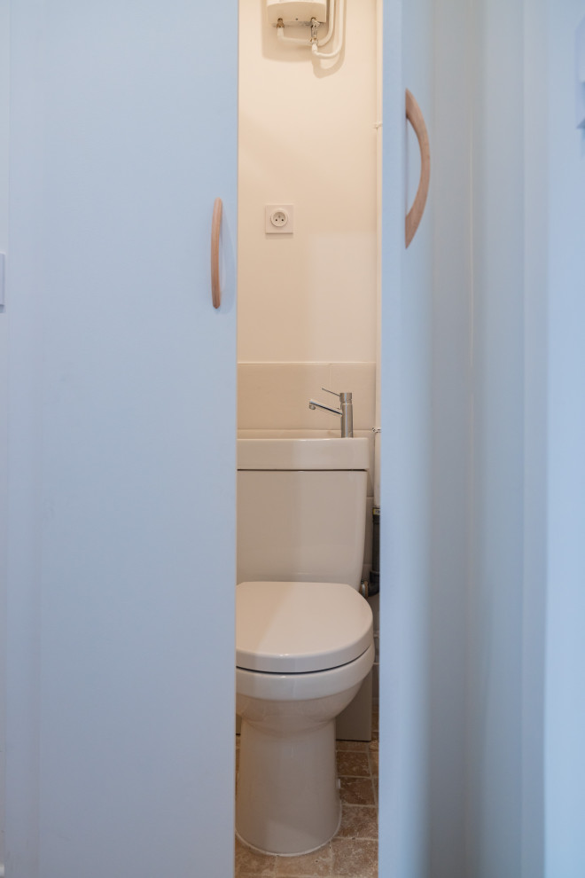 Пример оригинального дизайна: маленький туалет в классическом стиле с унитазом-моноблоком, полом из терракотовой плитки, монолитной раковиной и бежевым полом для на участке и в саду