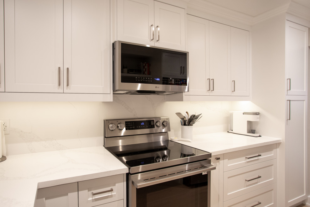 Inspiration for a transitional kitchen remodel in Toronto