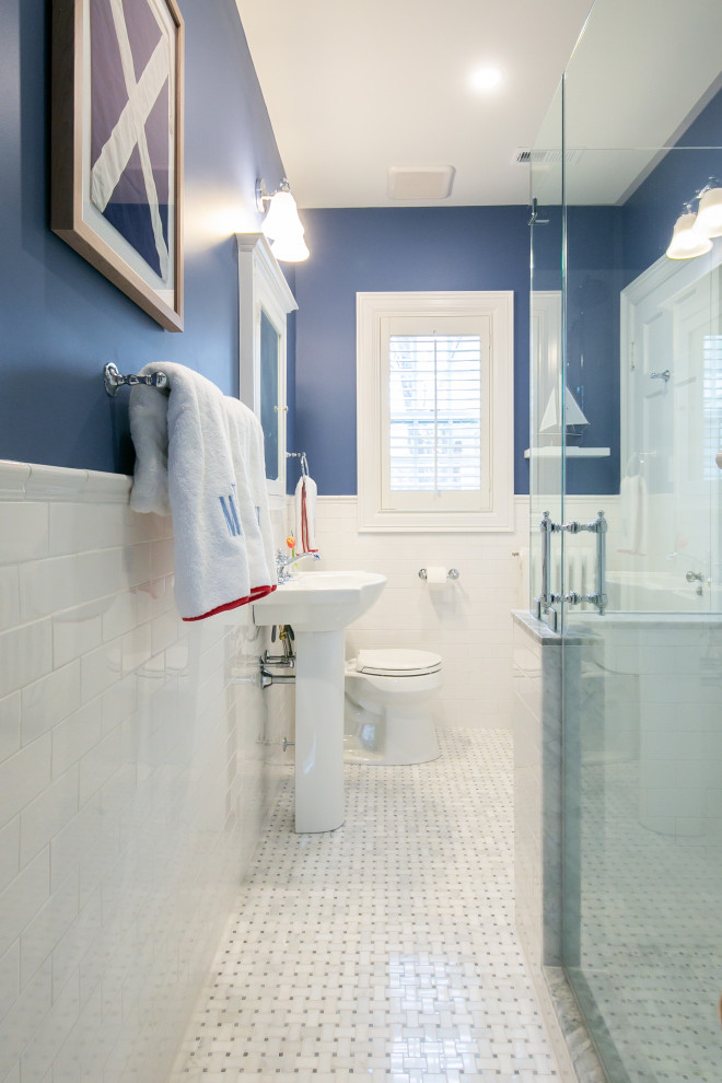 Idéer för att renovera ett litet vintage badrum för barn, med vita skåp, en toalettstol med separat cisternkåpa, blå kakel, keramikplattor, blå väggar, marmorgolv, ett piedestal handfat, vitt golv och dusch med gångjärnsdörr