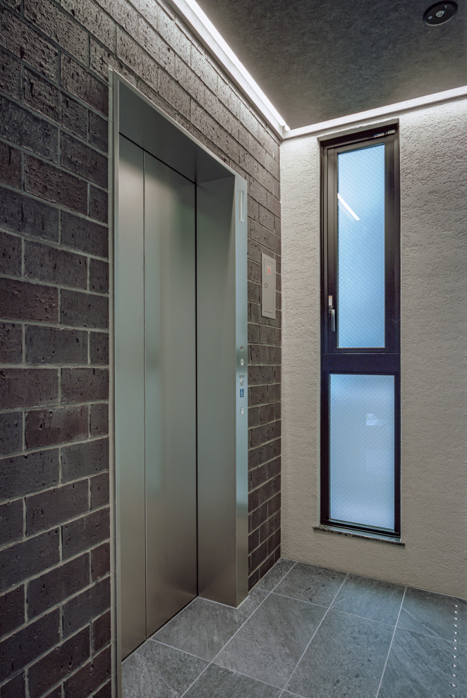 他の地域にあるトラディショナルスタイルのおしゃれな階段の写真