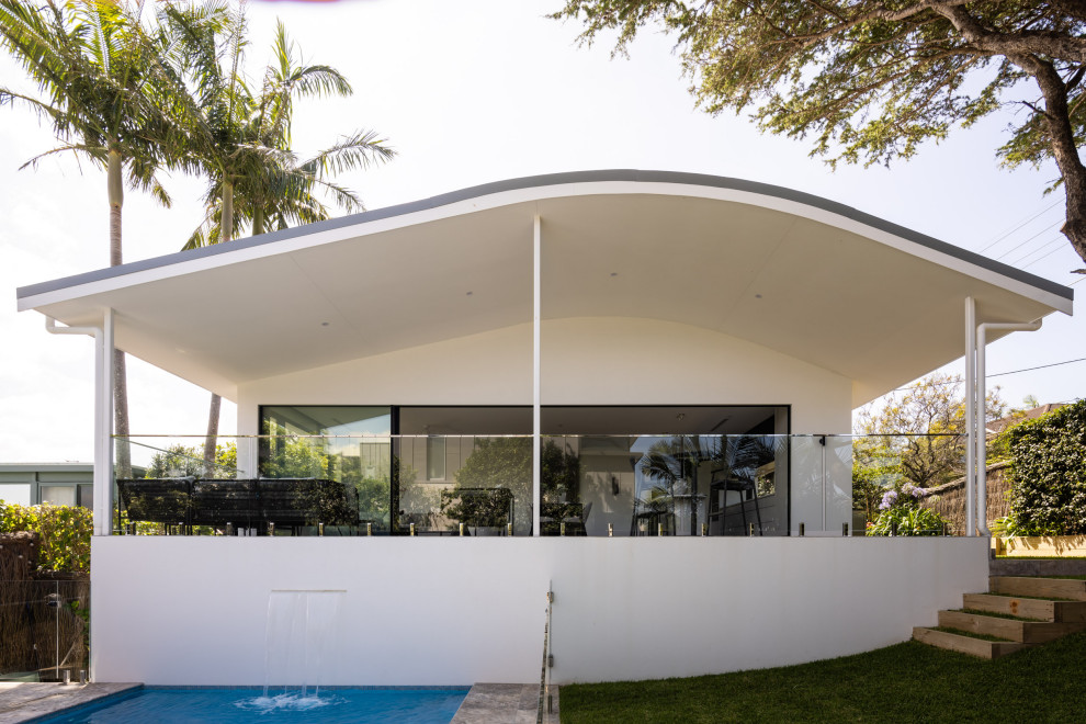 Gefliester Moderner Pool hinter dem Haus in rechteckiger Form mit Wasserspiel in Sydney