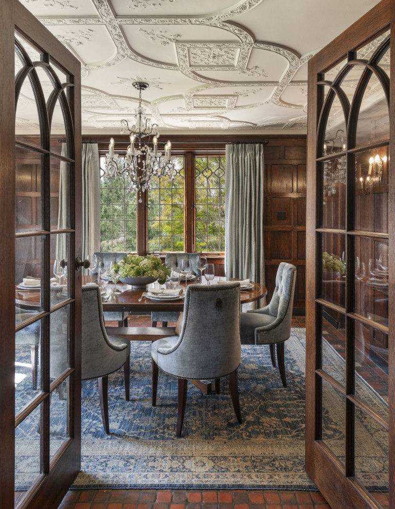 Свежая идея для дизайна: кухня-столовая среднего размера в классическом стиле с коричневыми стенами, полом из терракотовой плитки, синим полом и деревянными стенами - отличное фото интерьера