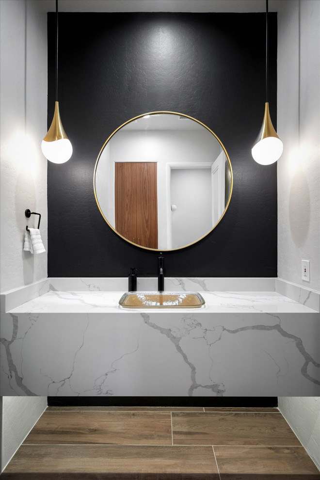 Exempel på ett mellanstort modernt vit vitt badrum med dusch, med flerfärgade väggar, klinkergolv i porslin, ett fristående handfat, bänkskiva i kvarts och brunt golv