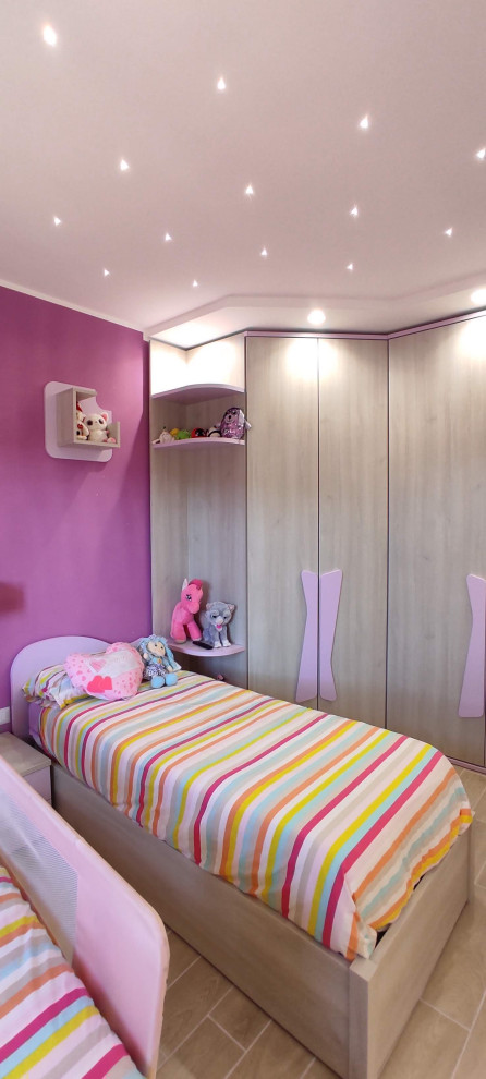 Großes, Neutrales Modernes Kinderzimmer mit Schlafplatz, lila Wandfarbe und Porzellan-Bodenfliesen in Sonstige