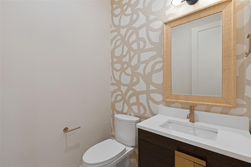 Idéer för att renovera ett stort funkis vit vitt toalett, med släta luckor, beige skåp, en toalettstol med separat cisternkåpa, flerfärgade väggar, ett undermonterad handfat och marmorbänkskiva