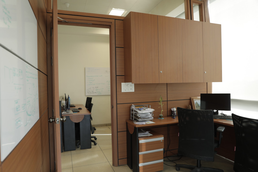 This is an example of a transitional home office in Pune.