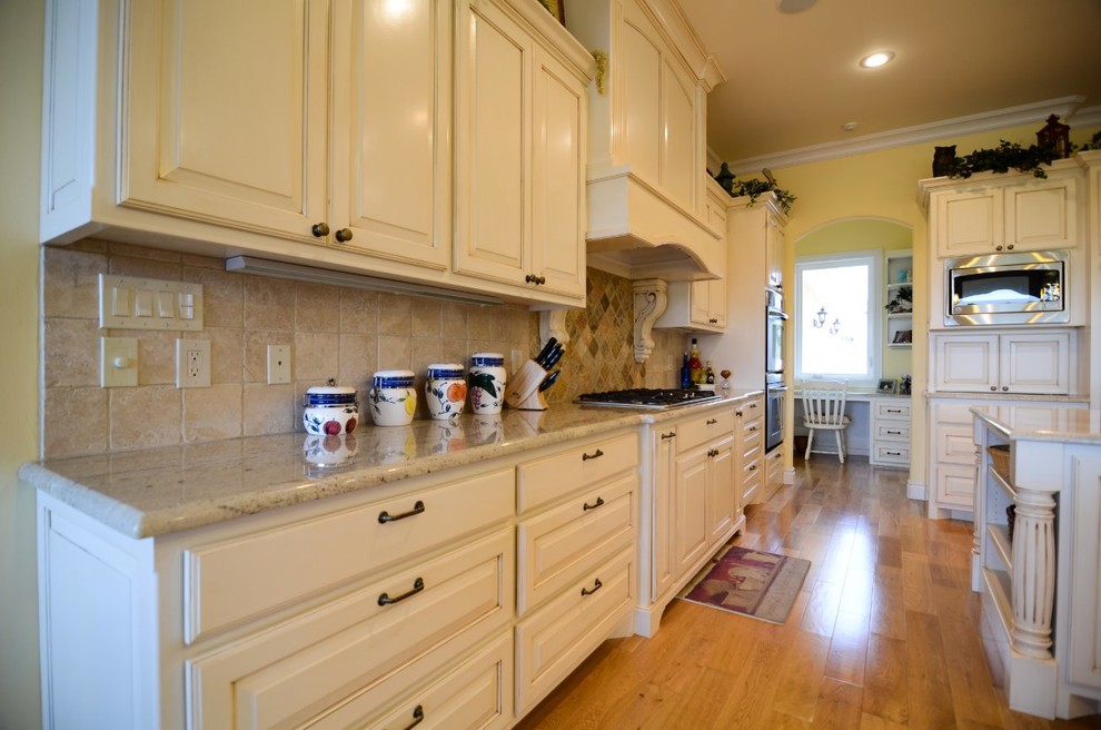Kitchen - kitchen idea in Austin