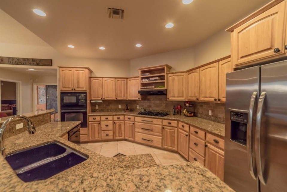 Kitchen - transitional kitchen idea in Phoenix