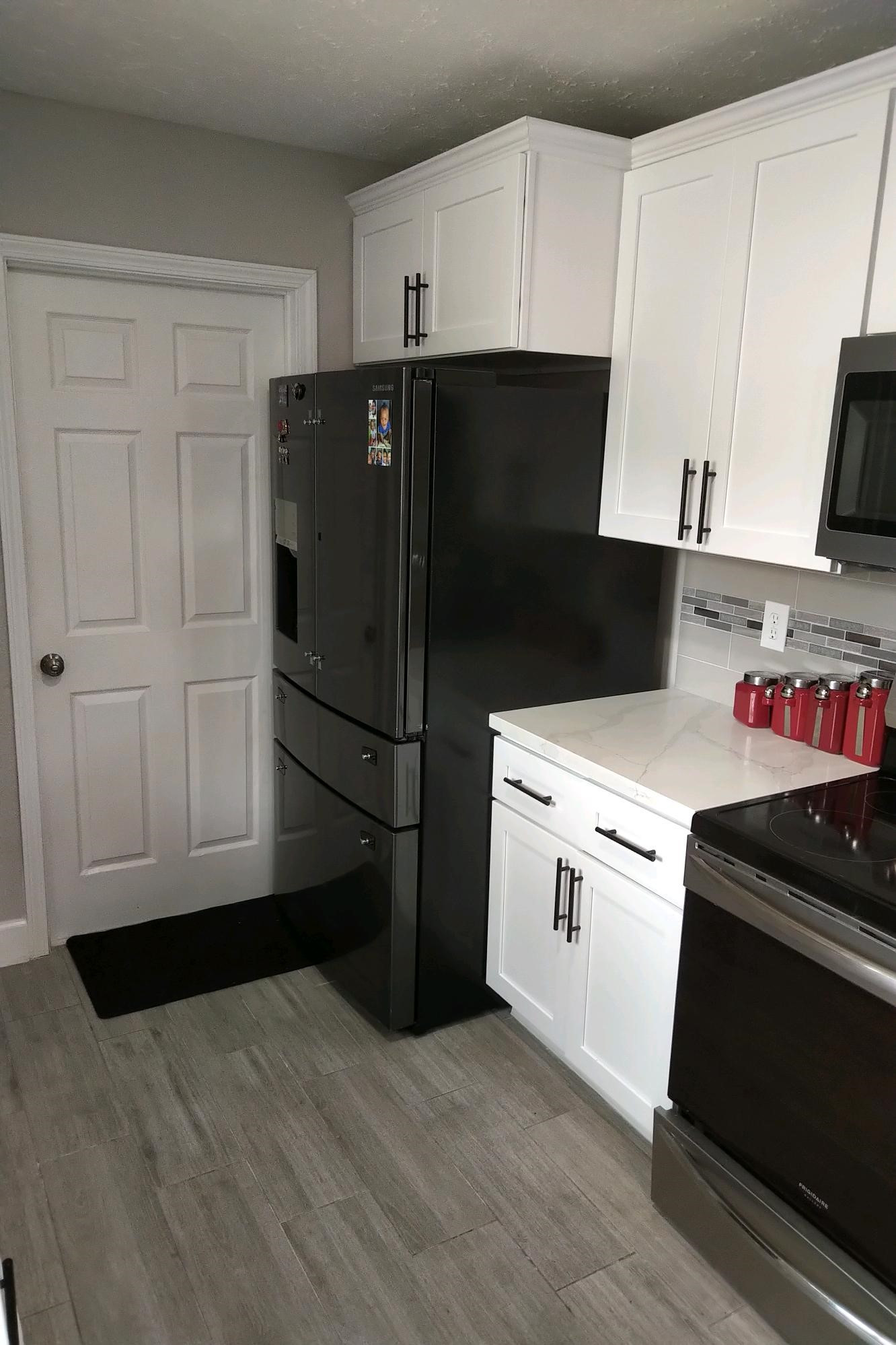 Contemporary white Shaker Kitchen with white quartz countertop
