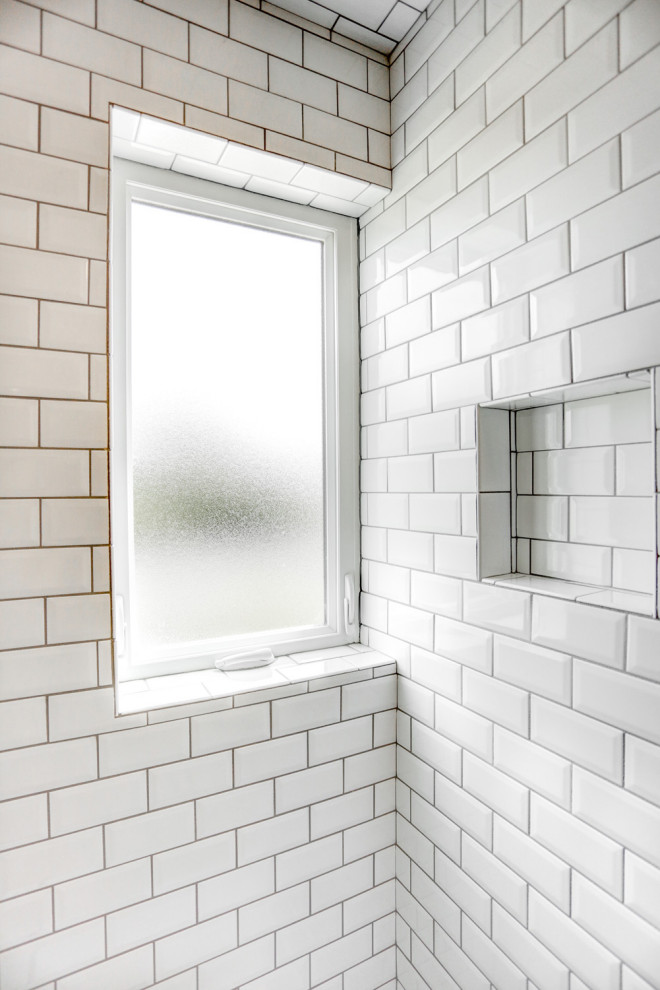Пример оригинального дизайна: маленькая главная ванная комната в стиле модернизм с душем в нише, раздельным унитазом, белой плиткой, керамической плиткой, серыми стенами, полом из винила, раковиной с пьедесталом, серым полом, душем с распашными дверями, тумбой под одну раковину и подвесной тумбой для на участке и в саду