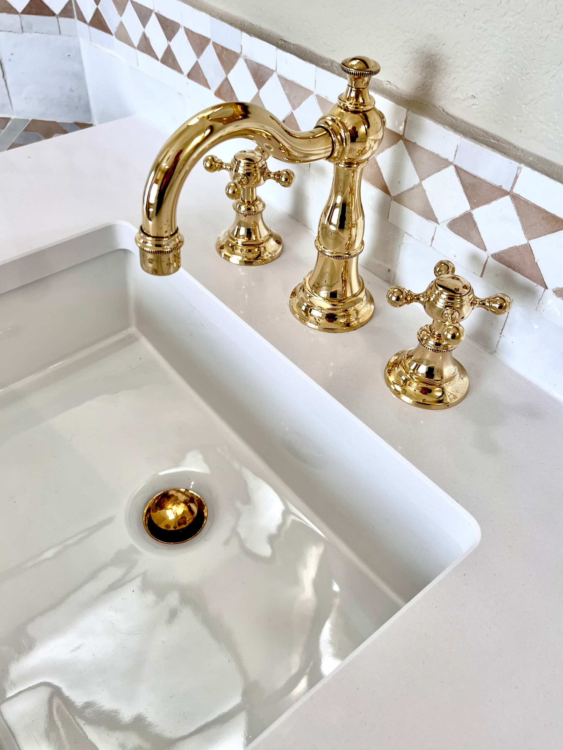 Lustrous Victorian Collection 8" Spread Faucet & Drain . Qtz Counter & UM Sinks 