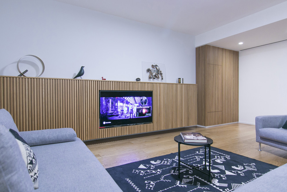 Ispirazione per un piccolo soggiorno design aperto con pavimento in legno massello medio, parete attrezzata, soffitto ribassato e pareti in legno