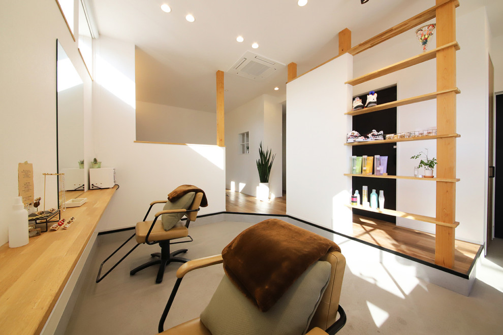 Modernes Arbeitszimmer mit Studio, weißer Wandfarbe, Betonboden, Einbau-Schreibtisch, grauem Boden, Tapetendecke und Tapetenwänden in Sonstige