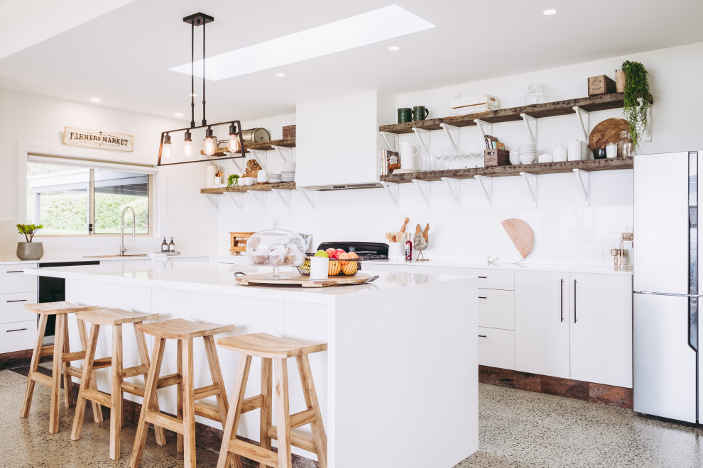 This is an example of a contemporary kitchen in Sydney.