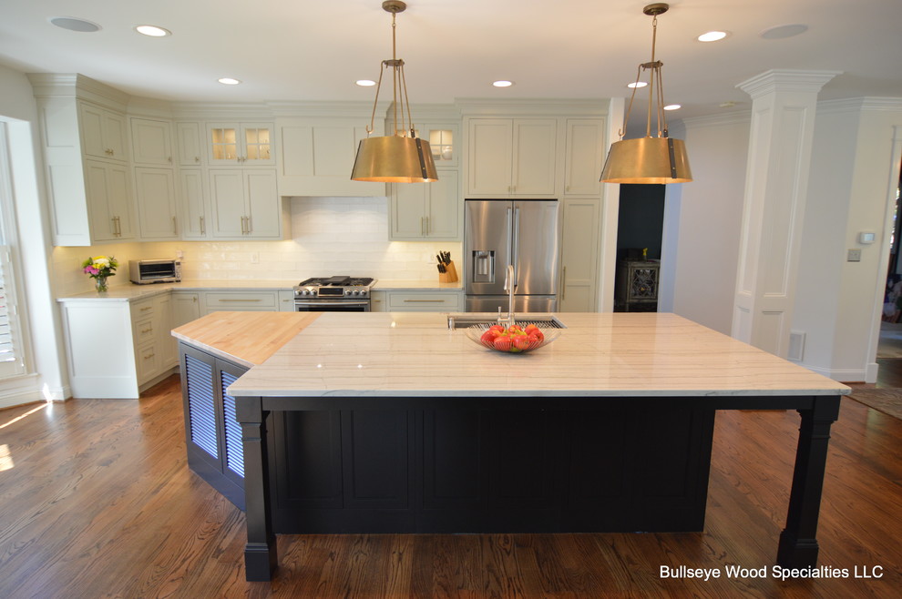 Example of a large transitional u-shaped medium tone wood floor and brown floor eat-in kitchen design in DC Metro with a single-bowl sink, shaker cabinets, gray cabinets, quartzite countertops, white backsplash, ceramic backsplash, stainless steel appliances, an island and white countertops