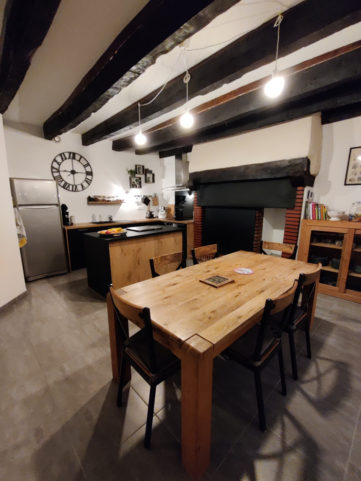 На фото: большая кухня-столовая в стиле лофт с белыми стенами, полом из керамической плитки и серым полом