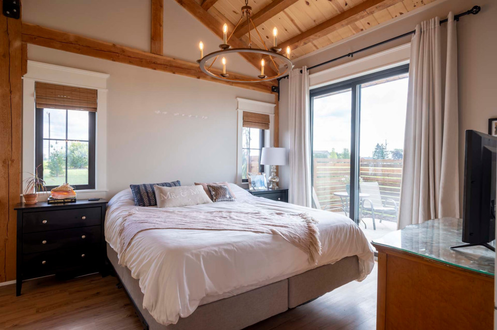 Пример оригинального дизайна: хозяйская спальня среднего размера в стиле рустика с бежевыми стенами, паркетным полом среднего тона, коричневым полом, сводчатым потолком и деревянными стенами без камина