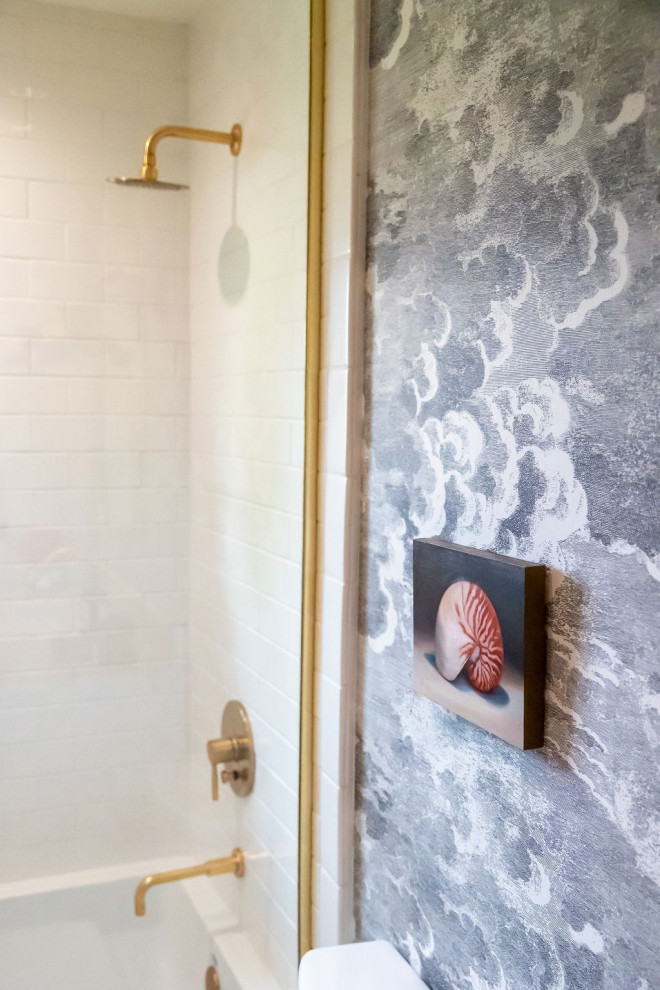 Стильный дизайн: маленькая ванная комната в стиле модернизм с плоскими фасадами, светлыми деревянными фасадами, накладной ванной, белой плиткой, керамической плиткой, белыми стенами, мраморным полом, врезной раковиной, мраморной столешницей, белой столешницей, тумбой под одну раковину и обоями на стенах для на участке и в саду - последний тренд